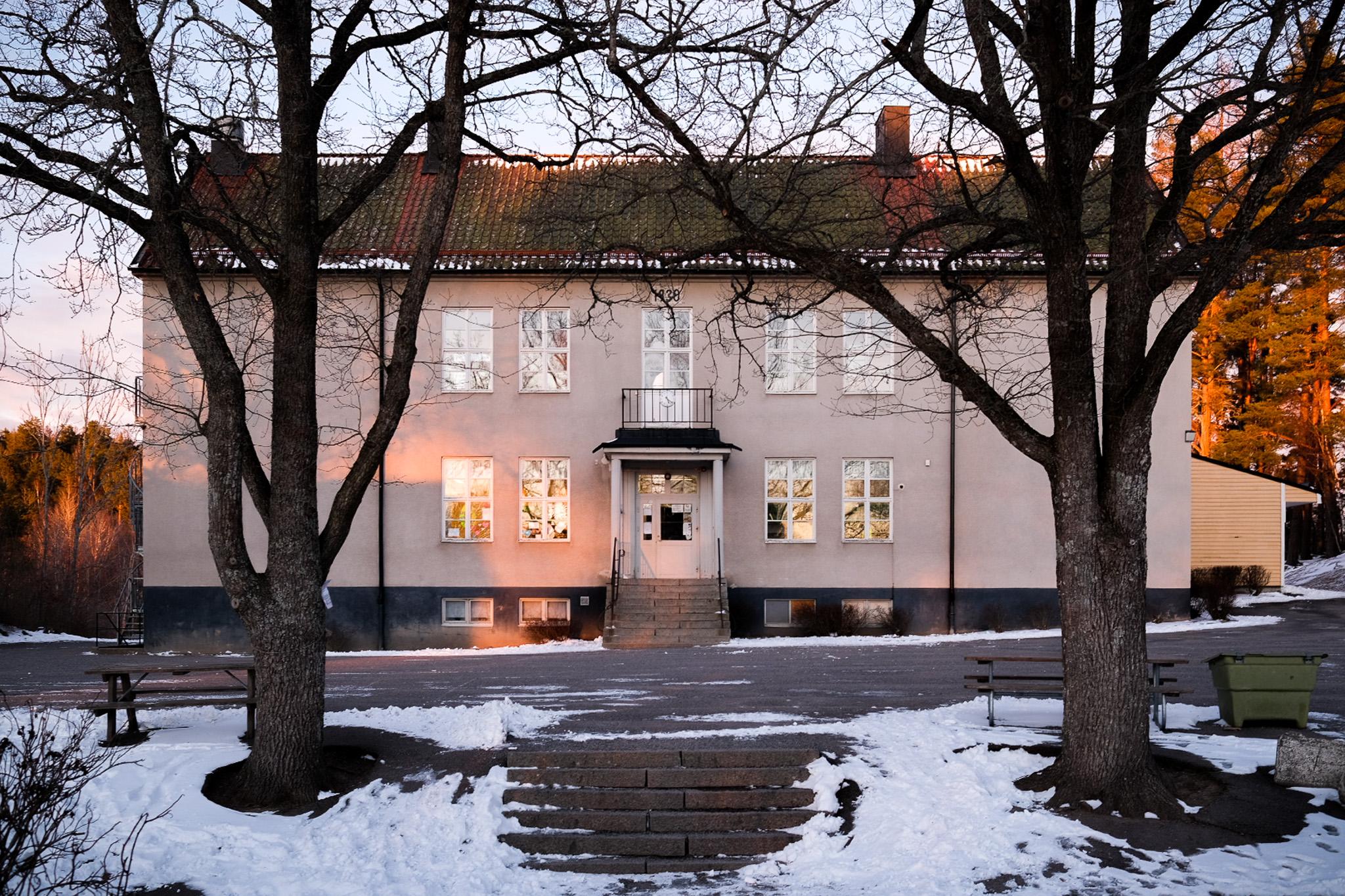 Kyrkskolan i vinterljus