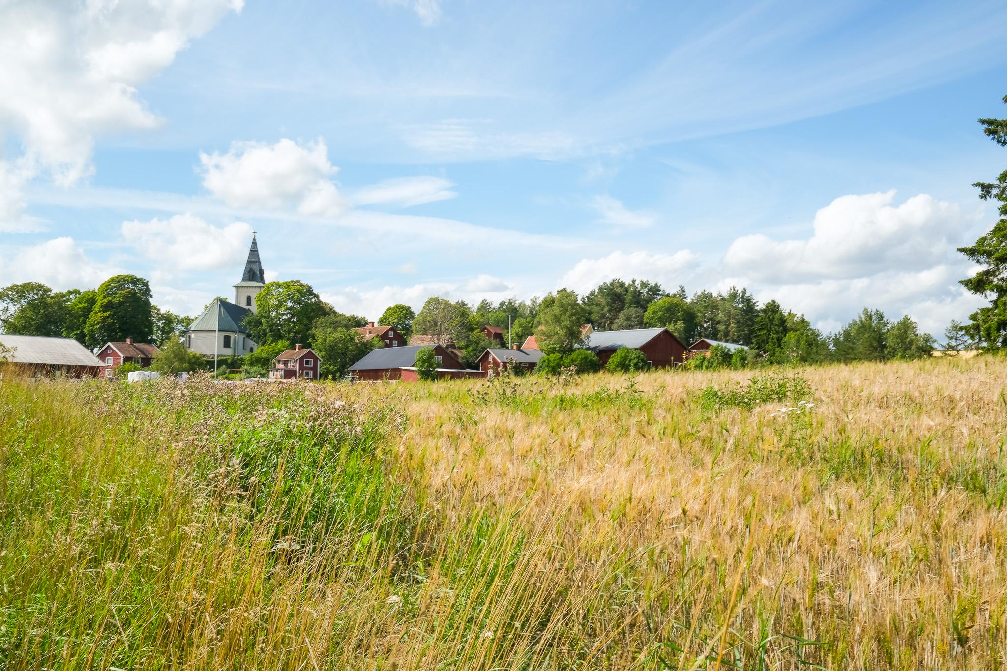 Mellösa kyrkby sedd från veteåkern