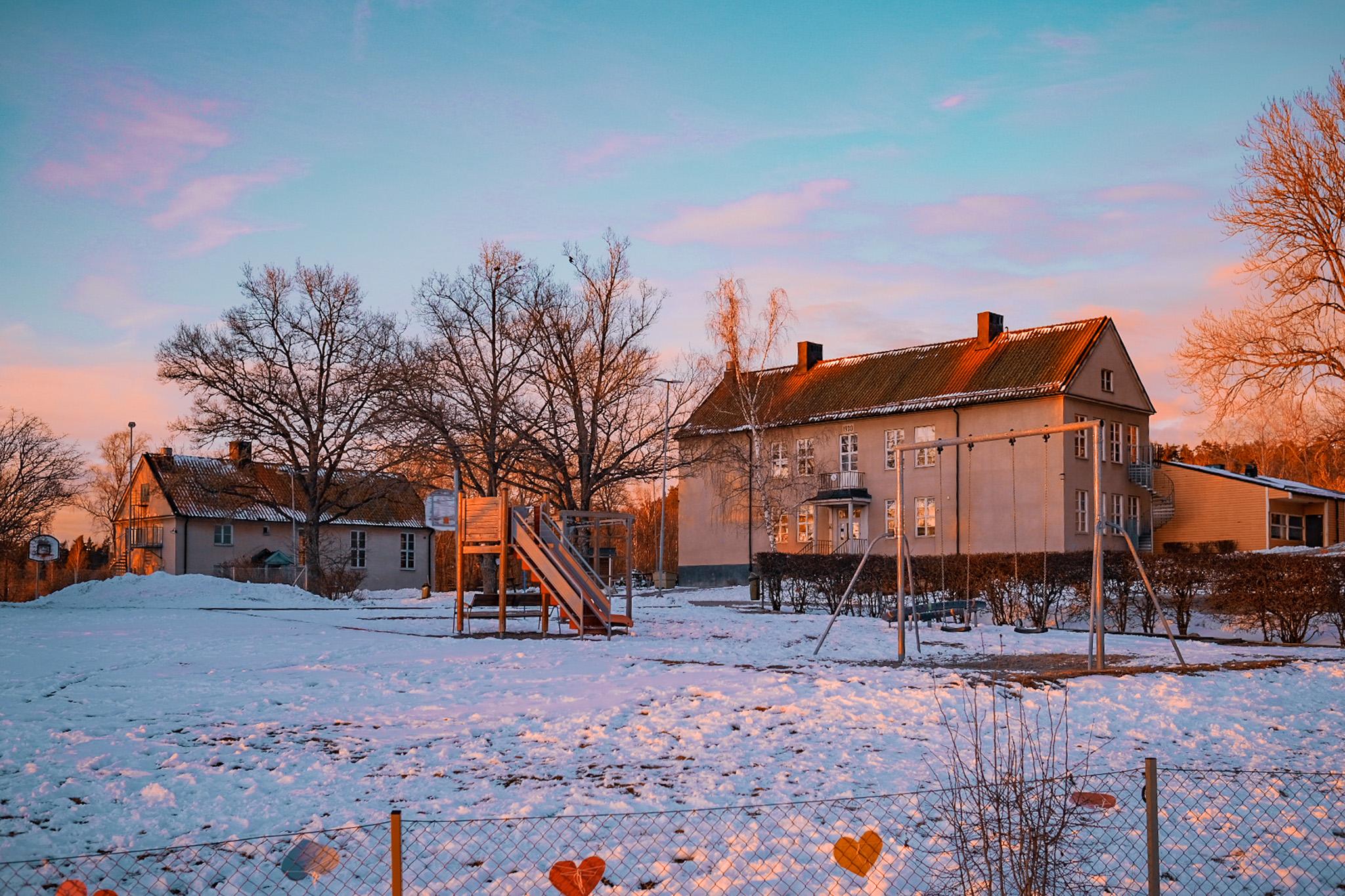 Kyrkskolan i vintersolnedgång